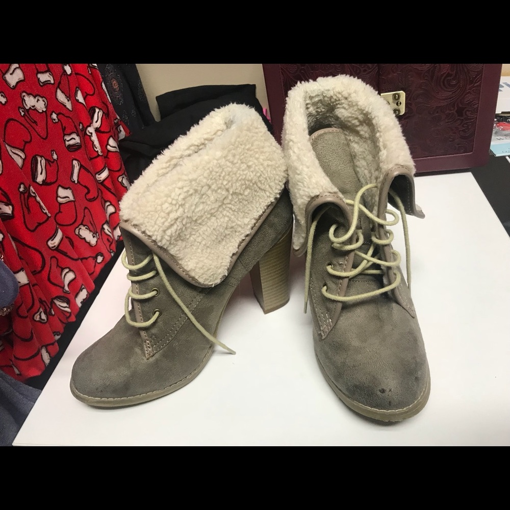Gap size 9 shearling booties